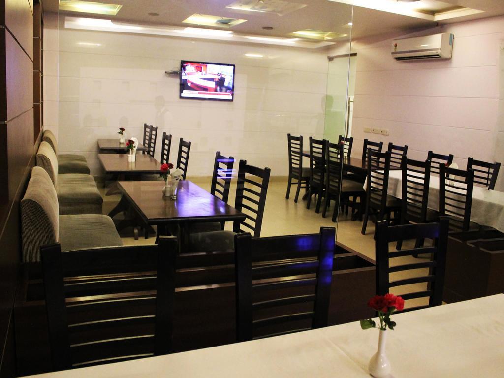 Oyo Premium Kaushambi Hotel Indirapuram Buitenkant foto